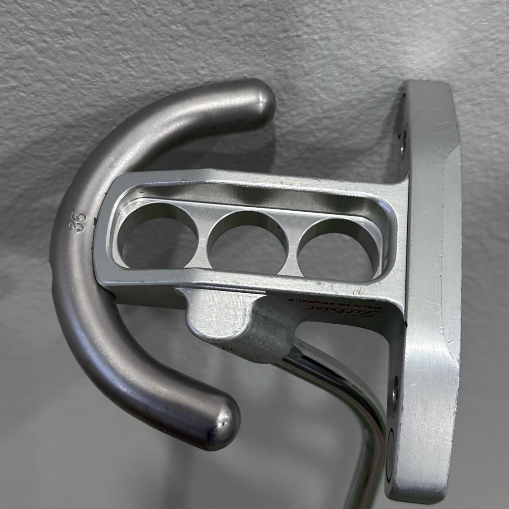 Like new Titleist Futura putter. 35”